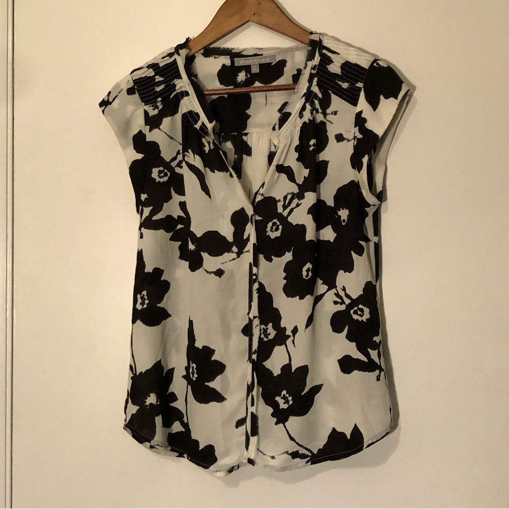 💙 Daniel Rainn Bernal Split Neck Blouse / Black & White / PS 💙